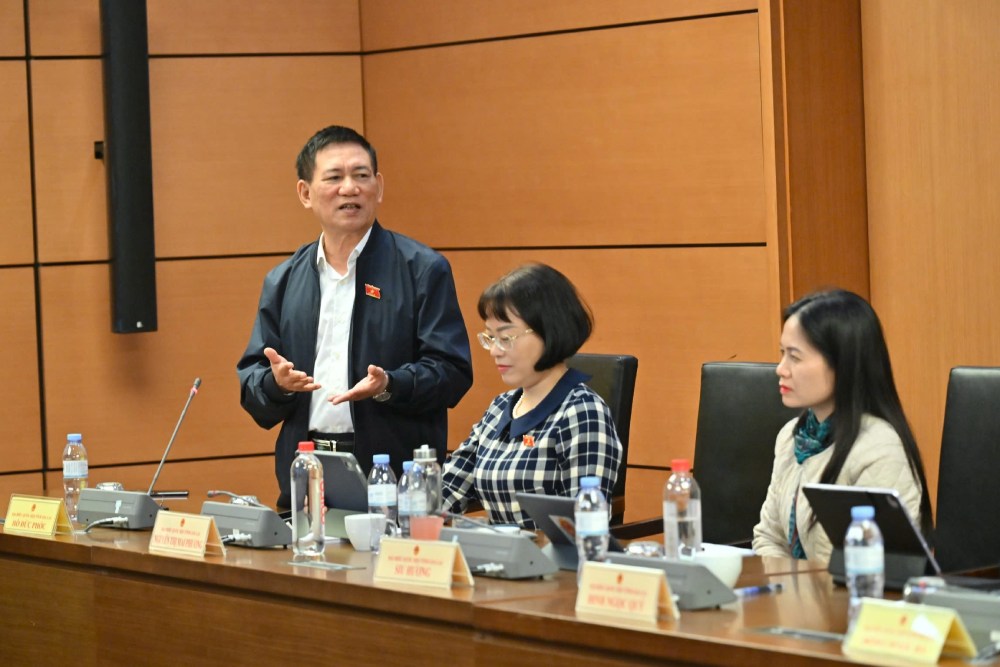 Deputy Prime Minister Ho Duc Phoc explained that insurance contributions are easy but withdrawals are very difficult. Photo: Pham Dong