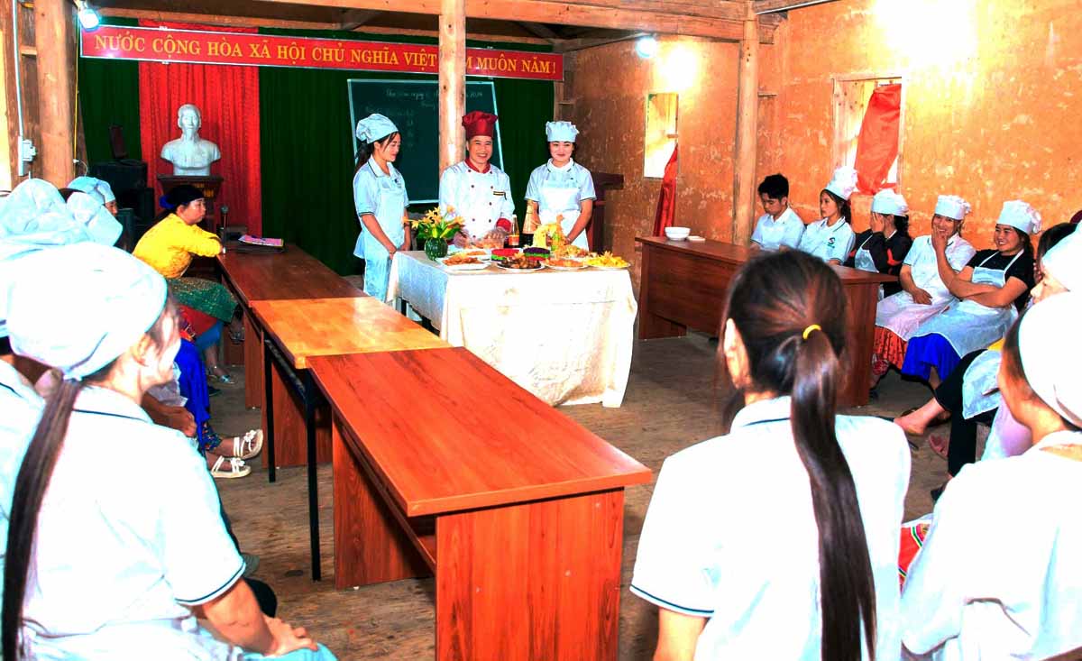 Cac chuong trinh huong nghiep, dao tao nghe cho lao dong ngheo, can ngheo gop phan quan trong trong cong tac giam ngheo ben vung. Anh: Viet Bac.