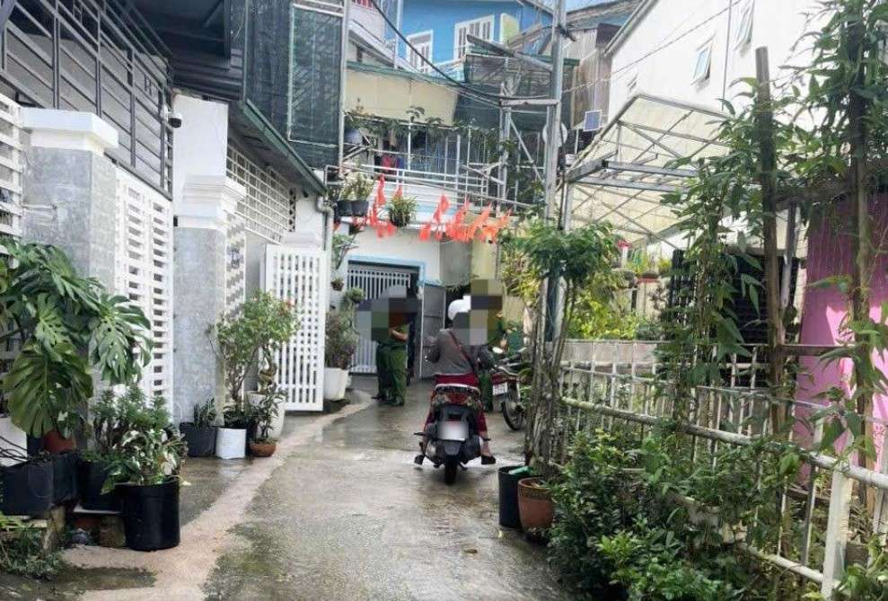  Chiều 3.11, nhiều cảnh sát có mặt khám xét nhà riêng nguyên Chánh thanh tra Sở Y tế Lâm Đồng. Ảnh: Phúc Khánh