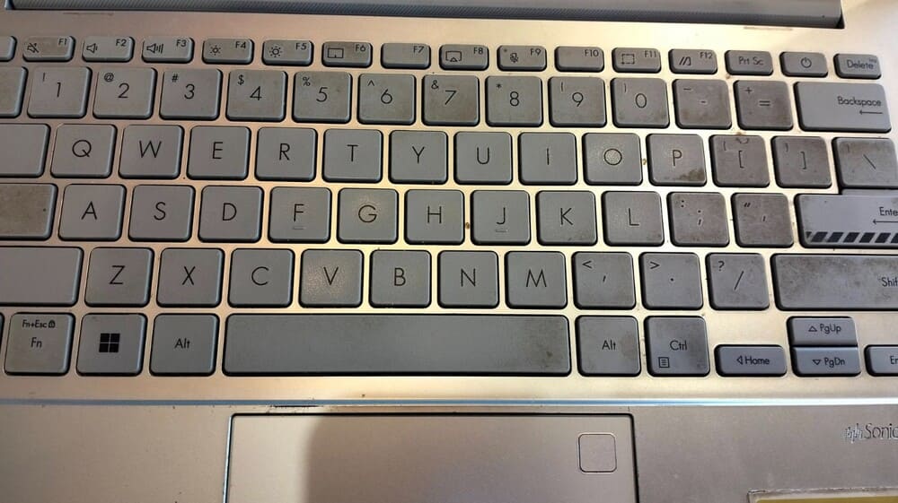 laptop keyboards are prone to dirt if not cleaned regularly. Photo: Nguyen Trong