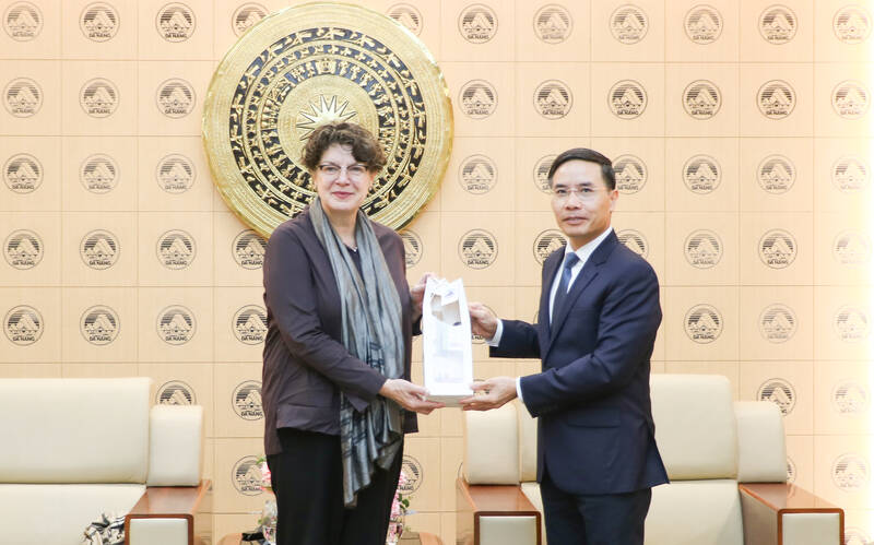 Chairman of the People's Committee of Da Nang City Pham Duc An presented a souvenir to Ms. Helga Margarete Barth - Ambassador Extraordinary and Plenipotentiary of the Federal Republic of Germany to Vietnam. Photo: Da Nang City People's Committee