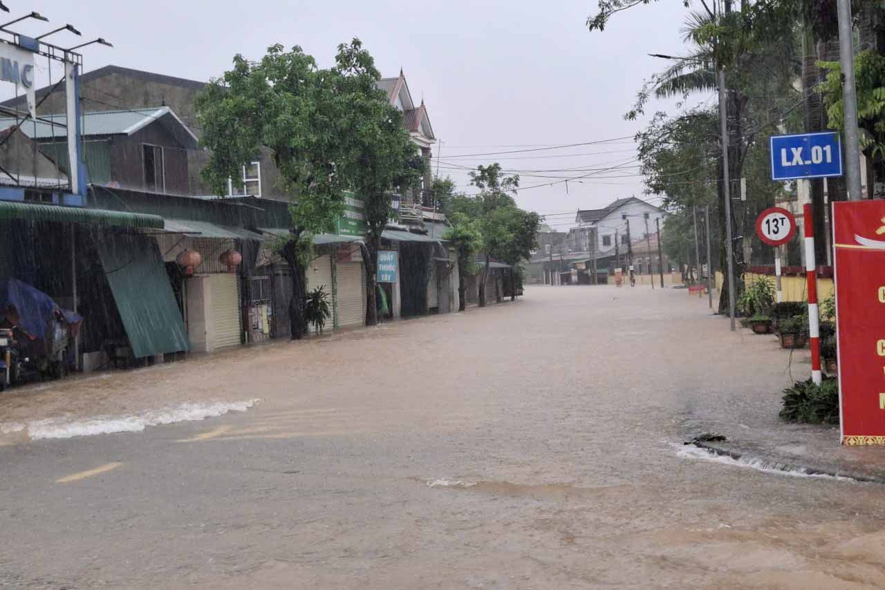 Nuoc rut dan nen den nay da giam hon 1.500 ho dan bi ngap. Anh: Tran Tuan.