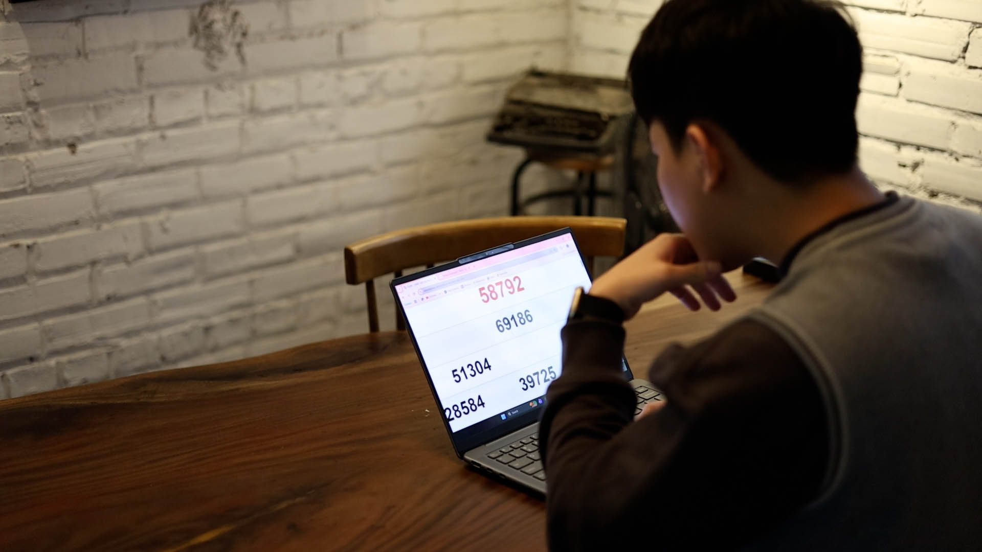 La fortune de son chapeau est partie a cause d'un pere toxicomane aux jeux d'argent. Son fils se bat pour rembourser chaque centime de dette