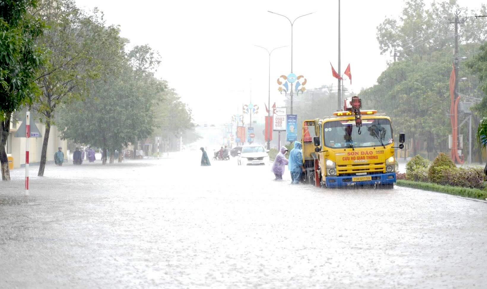 Phuong tien luu thong phai nho den xe cuu ho ho tro. Anh: Xuan Thanh