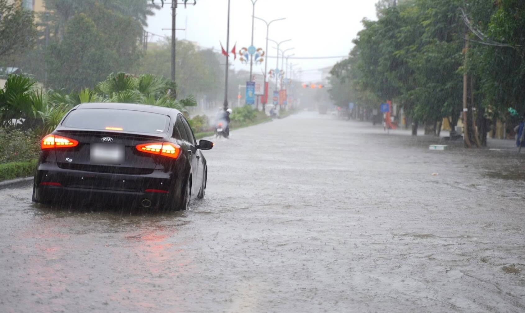 Tuyen duong ngap sau khien phuong tien di lai kho khan. Anh: Xuan Thanh