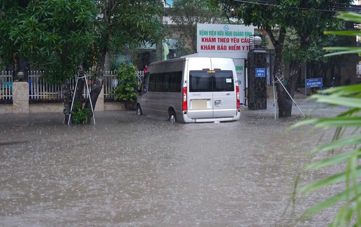 A deeply flooded road. Photo: Xuan Thanh