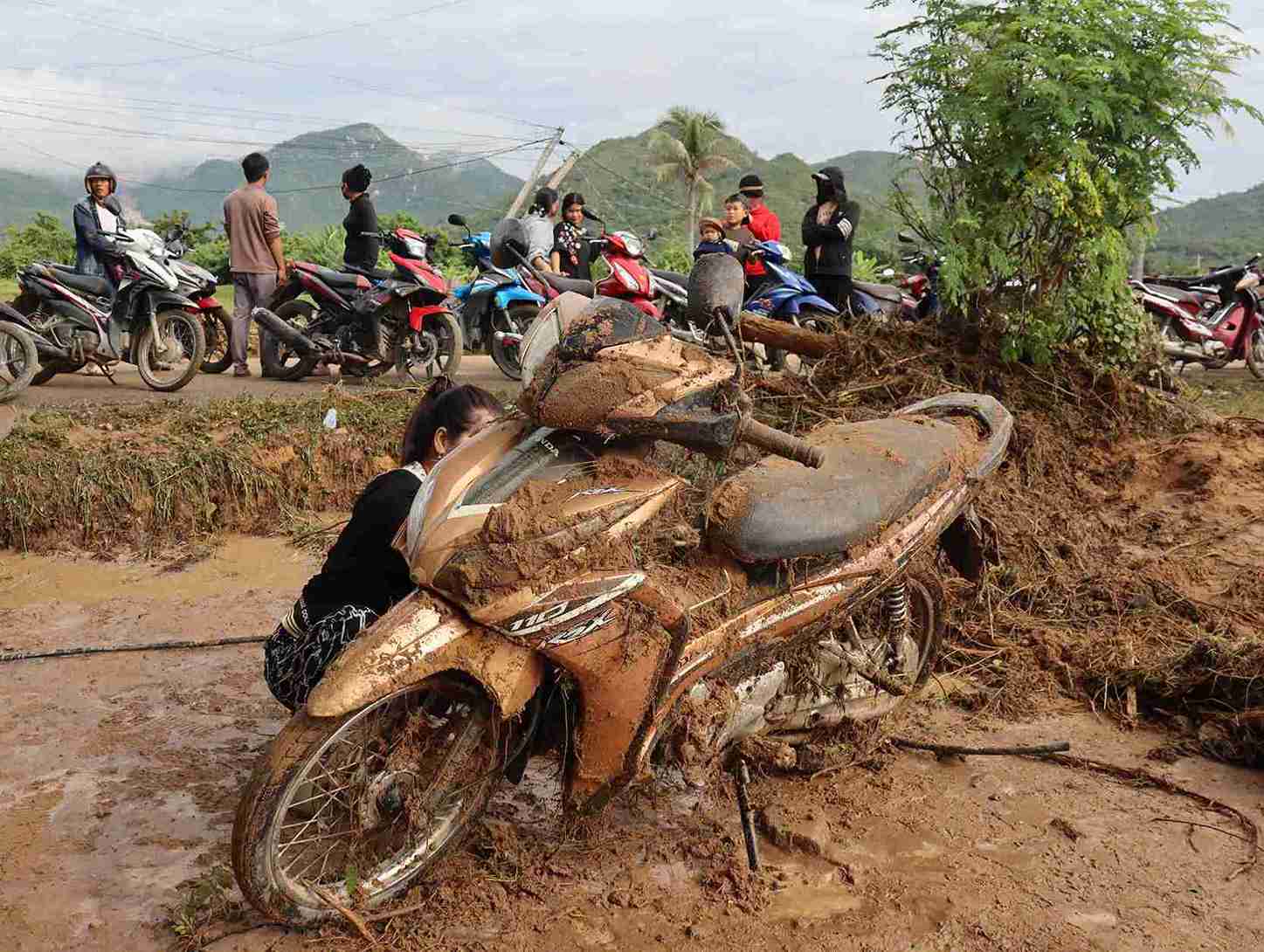 Xe may cua nguoi dan bi nuoc lu cuoi troi vui lap bun dat. Anh: Phuc Khanh