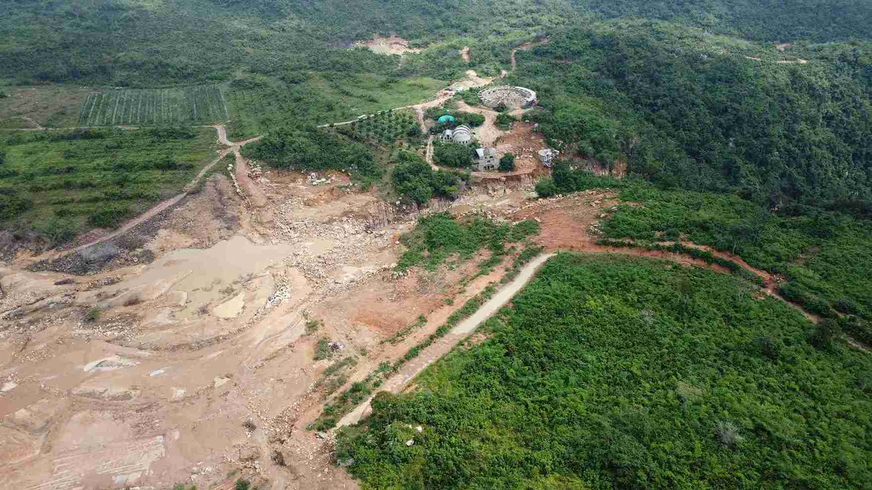 Ho chua nuoc bi vo la 1 trong 5 ho chua nuoc nam tren nui Tan Lai cua trong tong dien tich khoang 20ha cua Cong ty Trang trai Viet Phong Phu (xa Tuy Phong). Anh: Phuc Khanh