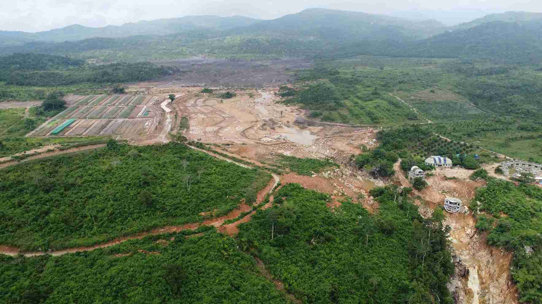 Khu dat tren dinh nui Tan Lai tuong doi bang phang duoc Cong ty Trang trai Viet Phu Phong su dung de dap ho chua nuoc. Anh: Phuc Khanh