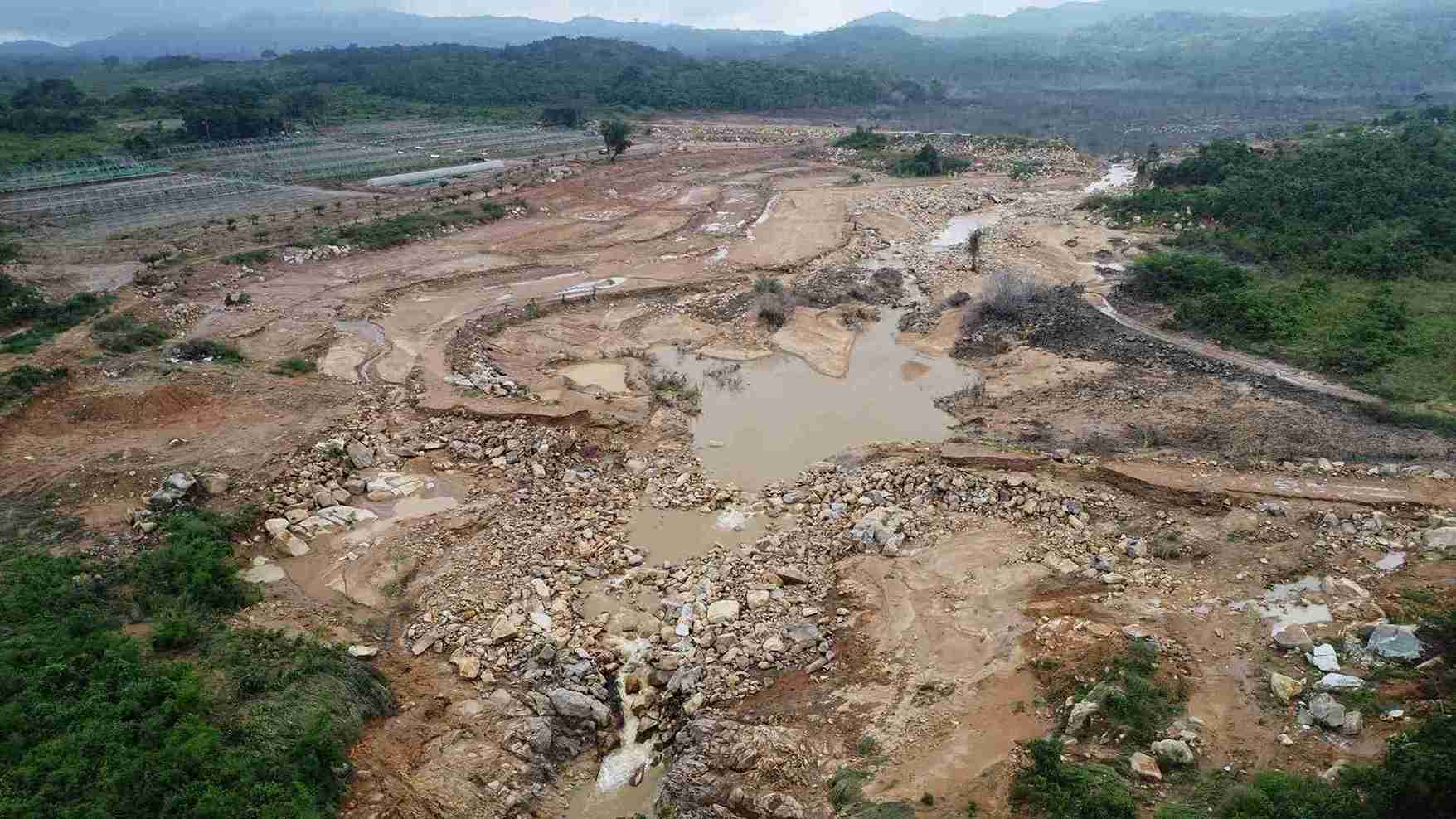 The reservoir on Tan Lai Mountain of Viet Phong Phu Farm Company (Tuy Phong Commune, Lam Dong) was devastated after being broken. Photo: Phuc Khanh