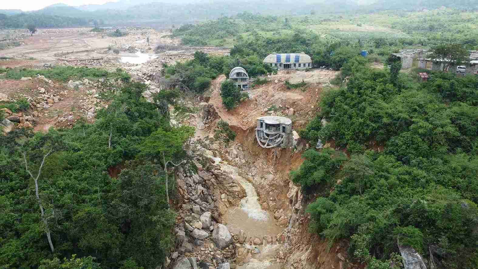 ho chua nuoc bi vo co tong dien tich hon 20ha, nam o nui Tan Lai co do cao gan 400m so voi muc nuoc bien. Dung tich cua cong trinh khoang 900.000m3.