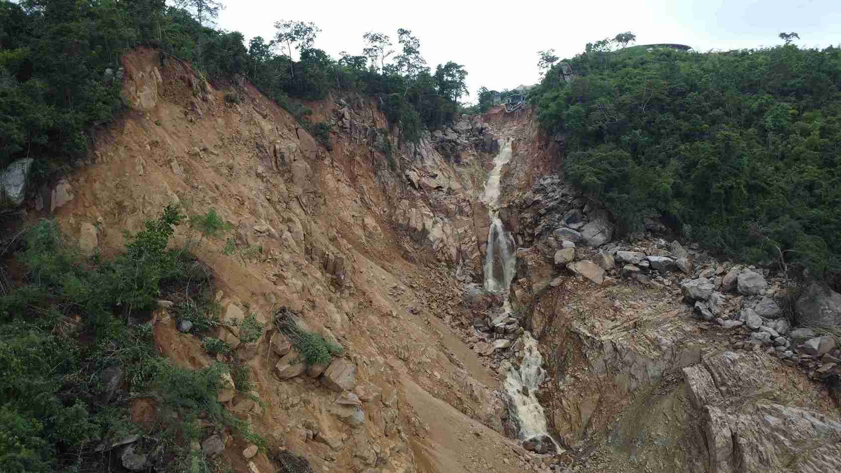 Qua doi bi dong nuoc xe toac voi chieu dai nhieu km, rong hang tram met. Anh: Phuc Khanh