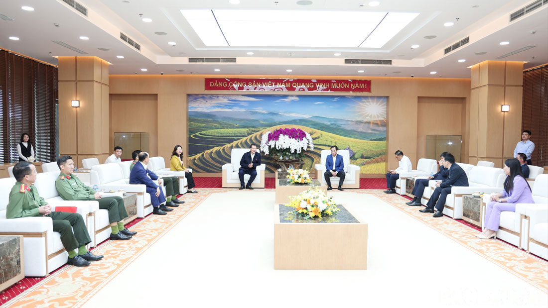 Doan cong tac cua tinh Dong Nai chia se, ho tro tinh Lao Cai khac phuc hau qua thien tai. Anh: Thanh Phu