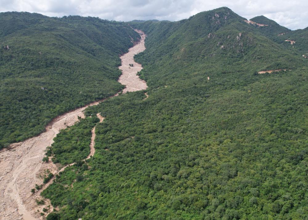 Vet xe suon nui cua dong chay tu trang trai xuong ha du. Anh: Duy Tuan