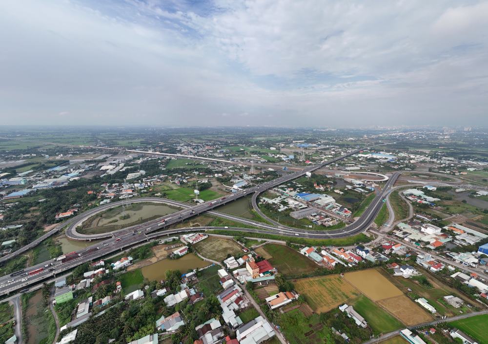 Toan bo cong trinh dang duoc cac don vi day nhanh tien do, huong toi muc tieu hoan thanh dung ke hoach, dua vao khai thac trong nam 2026. Anh: Anh Tu