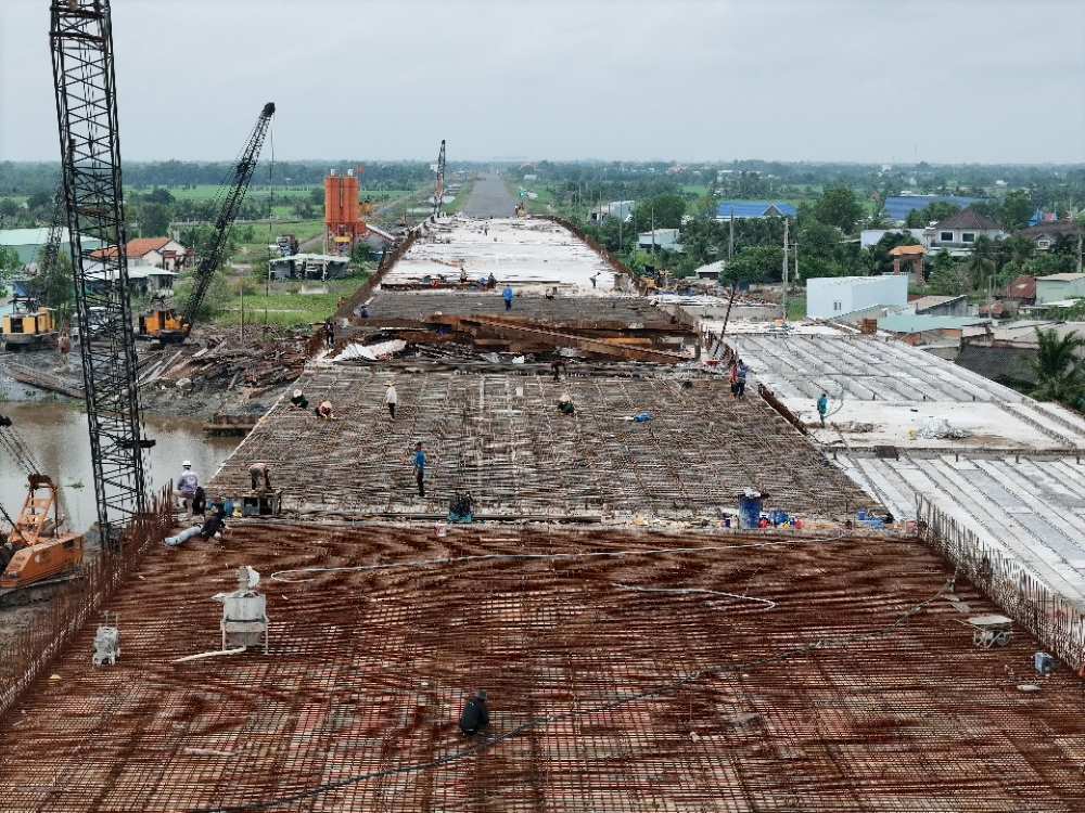 Ghi nhan ben trong cong trinh, cong nhan cung cac thiet bi may moc dang khan truong lam viec cho kip tien do du an. Anh: Anh Tu