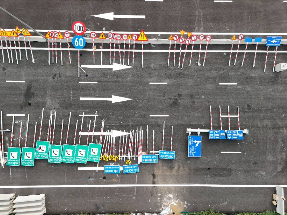 Hang chuc bien bao giao thong duoc tap ket san tai cong trinh cho lap dat. Anh: Anh Tu