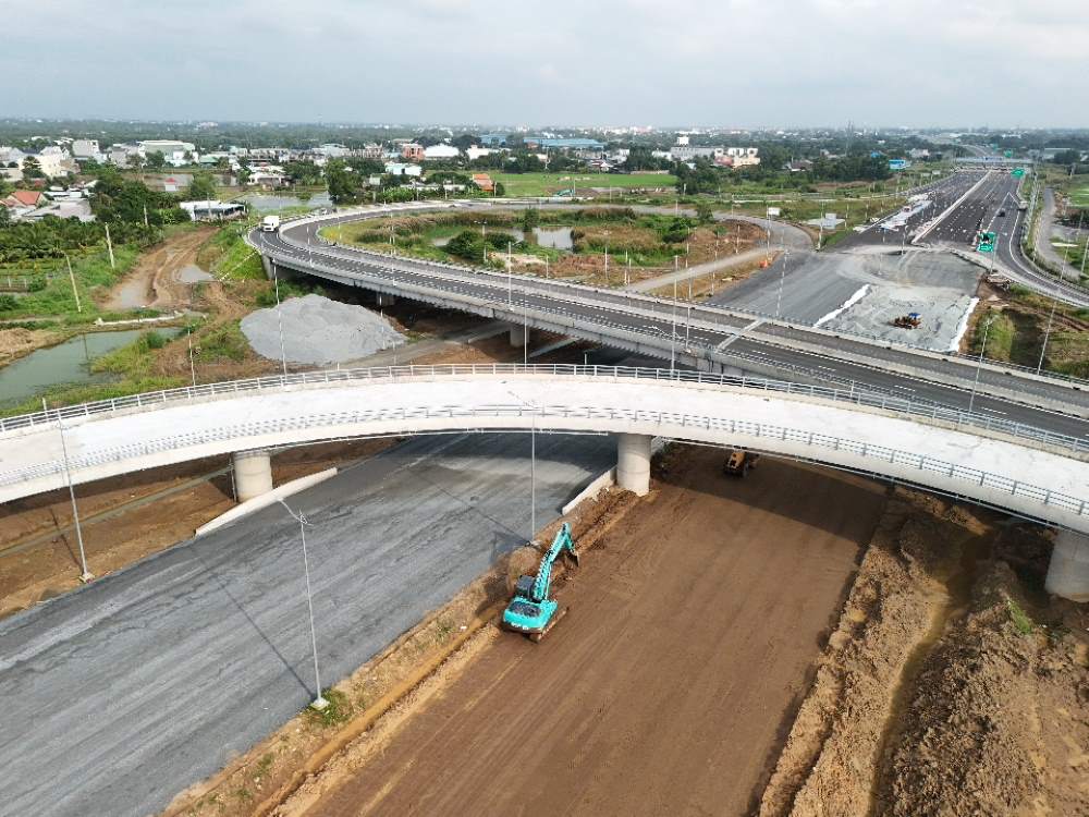 3 goi thau chinh deu dam bao tien do de ra, dat 82% gia tri xay dung cua hop dong. Anh: Anh Tu