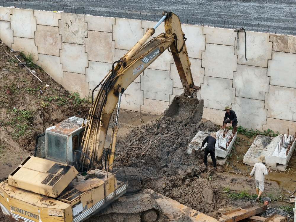 Thoi gian qua, du mua keo dai, cac nha thau van duy tri nhieu mui trien khai dong loat, khan truong, dac biet voi cac hang muc nhu dap taluy, xay ho lang, he thong thoat nuoc tren tuyen chinh... Anh: Anh Tu