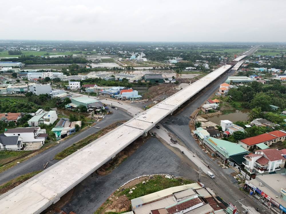 Cau vuot Tan Buu thuoc goi thau XL2 doan qua nut giao Tan Long da hoan thanh cong tac be tong cho trai tham nhua. Anh: Anh Tu