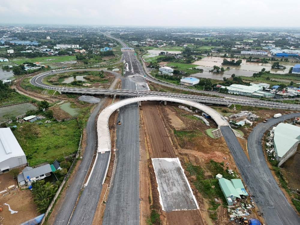 Cau vuot quay dau da hoan thanh cong tac be tong va dang cho tham be tong nhua mat cau. Anh: Anh Tu