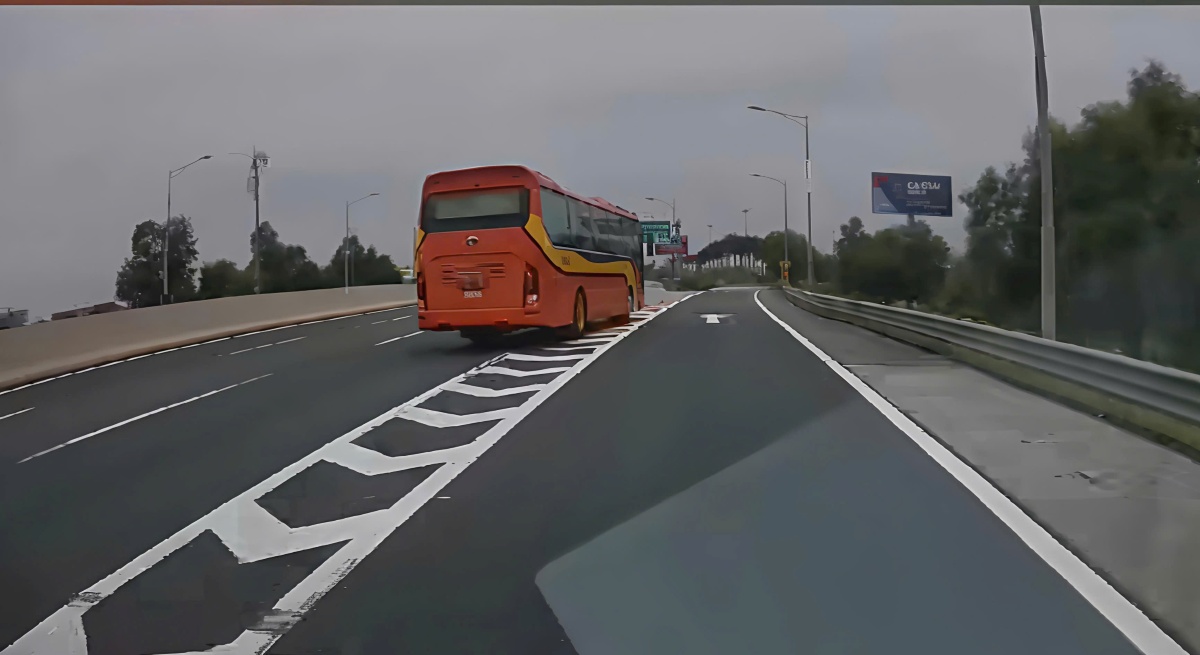 Imagenes de autobuses de pasajeros infractores de trafico en la carretera de alta velocidad Ha Nọi - Hai Phong. Foto: Departamento de Policia de Trafico
