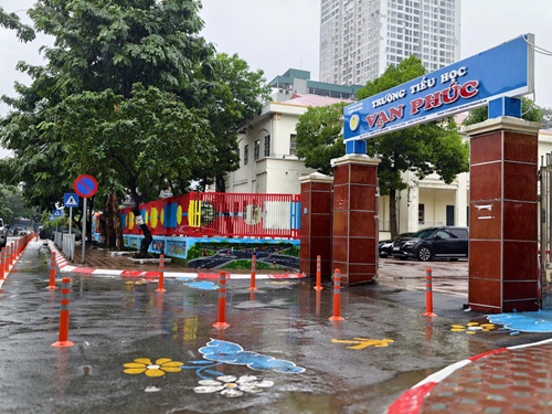 The model of "Safe Traffic School Gate" has proven practical in ensuring order, reducing congestion and raising public awareness. Photo: Huy Khanh