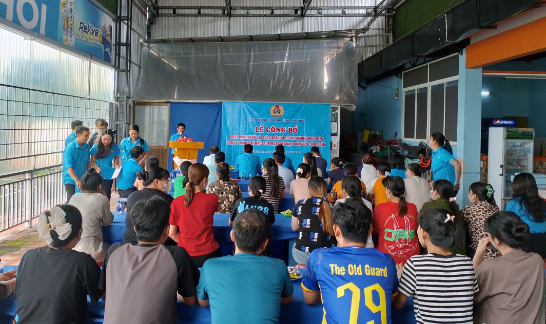 Quang canh buoi cong bo Quyet dinh thanh lap Cong doan co so va ket nap doan vien Chi nhanh Long Xuyen Cong ty TNHH May mac Lai Vung. Anh: Lam Dien