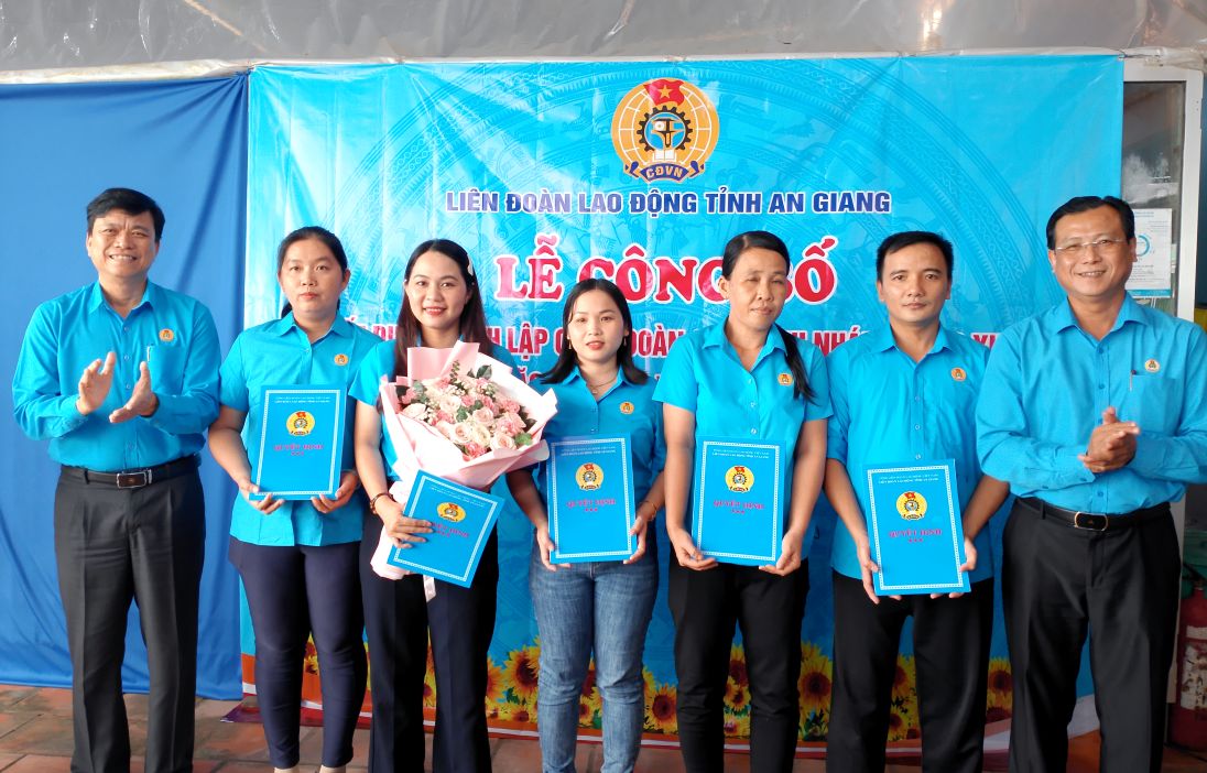 Lanh dao L DL D tinh An Giang trao quyet dinh thanh lap va tang hoa cho Ban chap hanh Cong doan co so  Chi nhanh Long Xuyen Cong ty TNHH May mac Lai Vung. Anh: Lam Dien