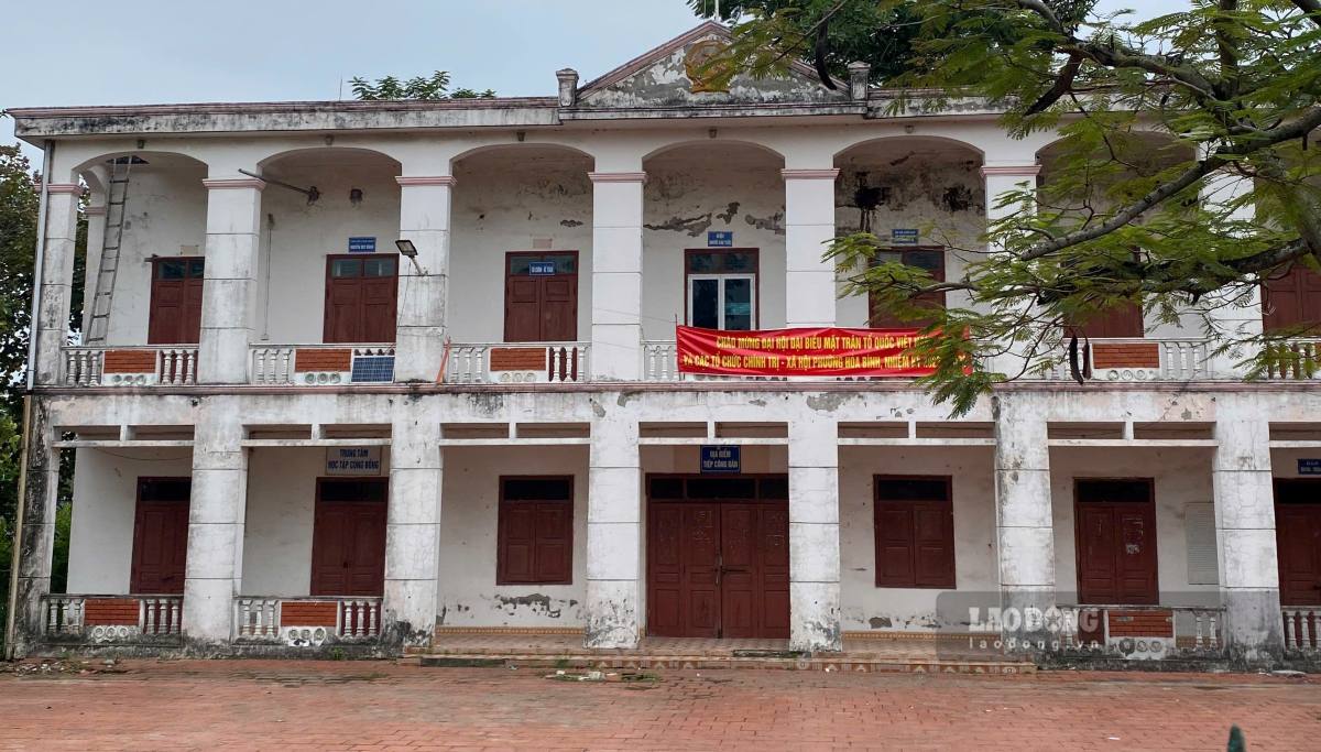 Tru so 2 tang xa Thuy Ha cu (nay la phuong Hoa Binh) co dau hieu xuong cap, tuong nha loang lo, nut, bong troc. 