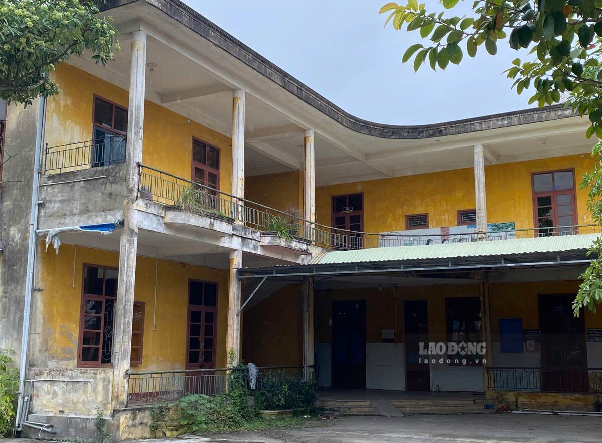 Nguoi dan khong khoi xot xa khi tru so cong ngay cang xuong cap, lang phi. 