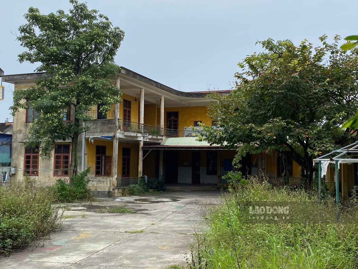 Tru so Cong an xa Trung Ha cu cung trong tinh trang hoang hoa sau nhieu thang bo hoang. Ảnh: Bang Tam