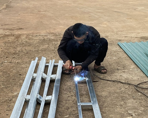 Co tay nghe giup nguoi lao dong xa Ia Phi on dinh muc thu nhap. Anh: Mai Hoa