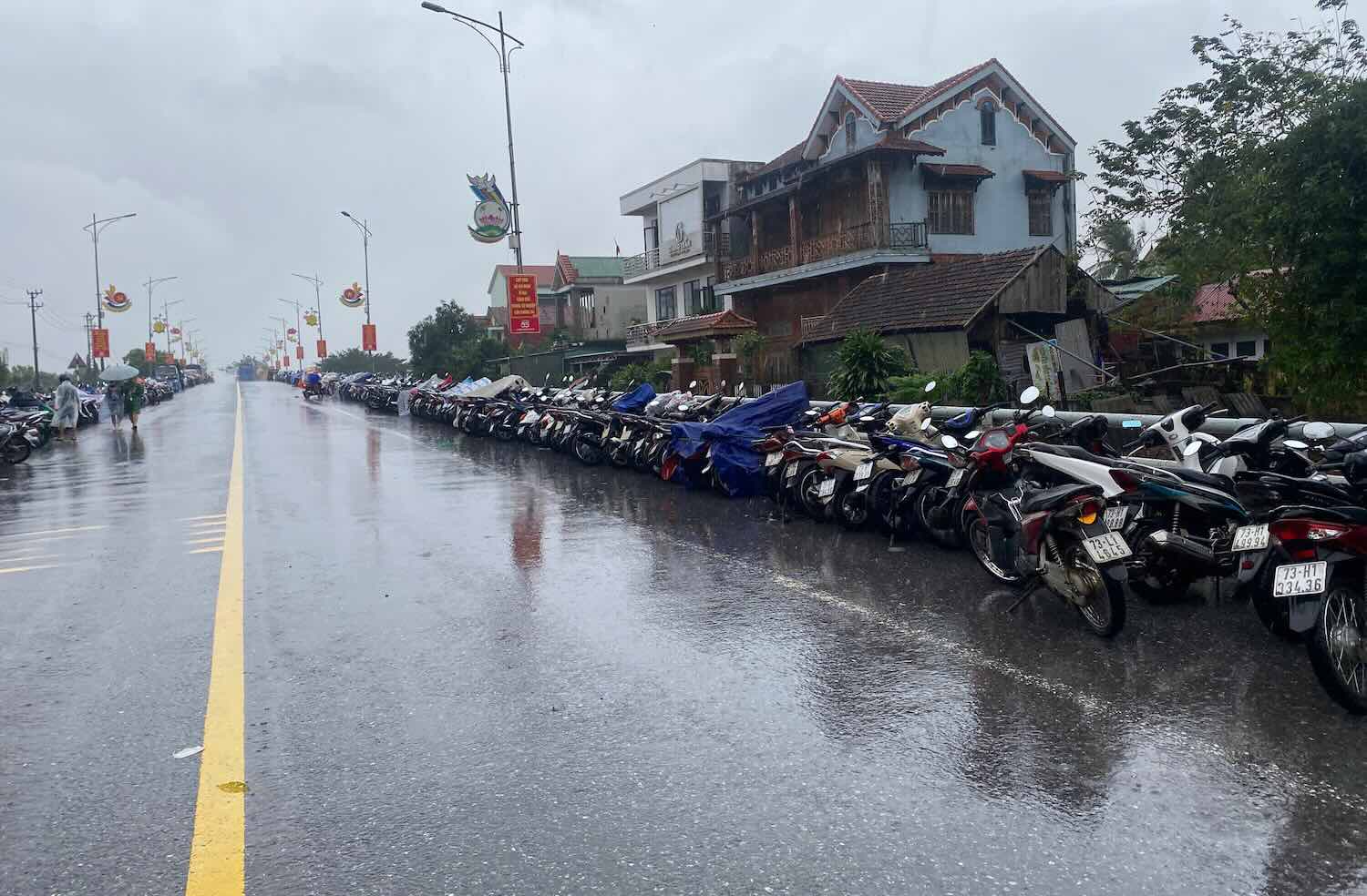 Xe may duoc nguoi dan dua len cau nham tranh lu. Anh: Thanh Ngoc