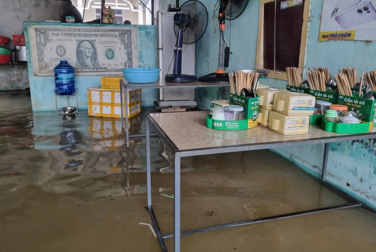 Nguoi dan o xa Le Thuy don dep, ke cao do dac tranh lu. Anh: Thanh Ngoc