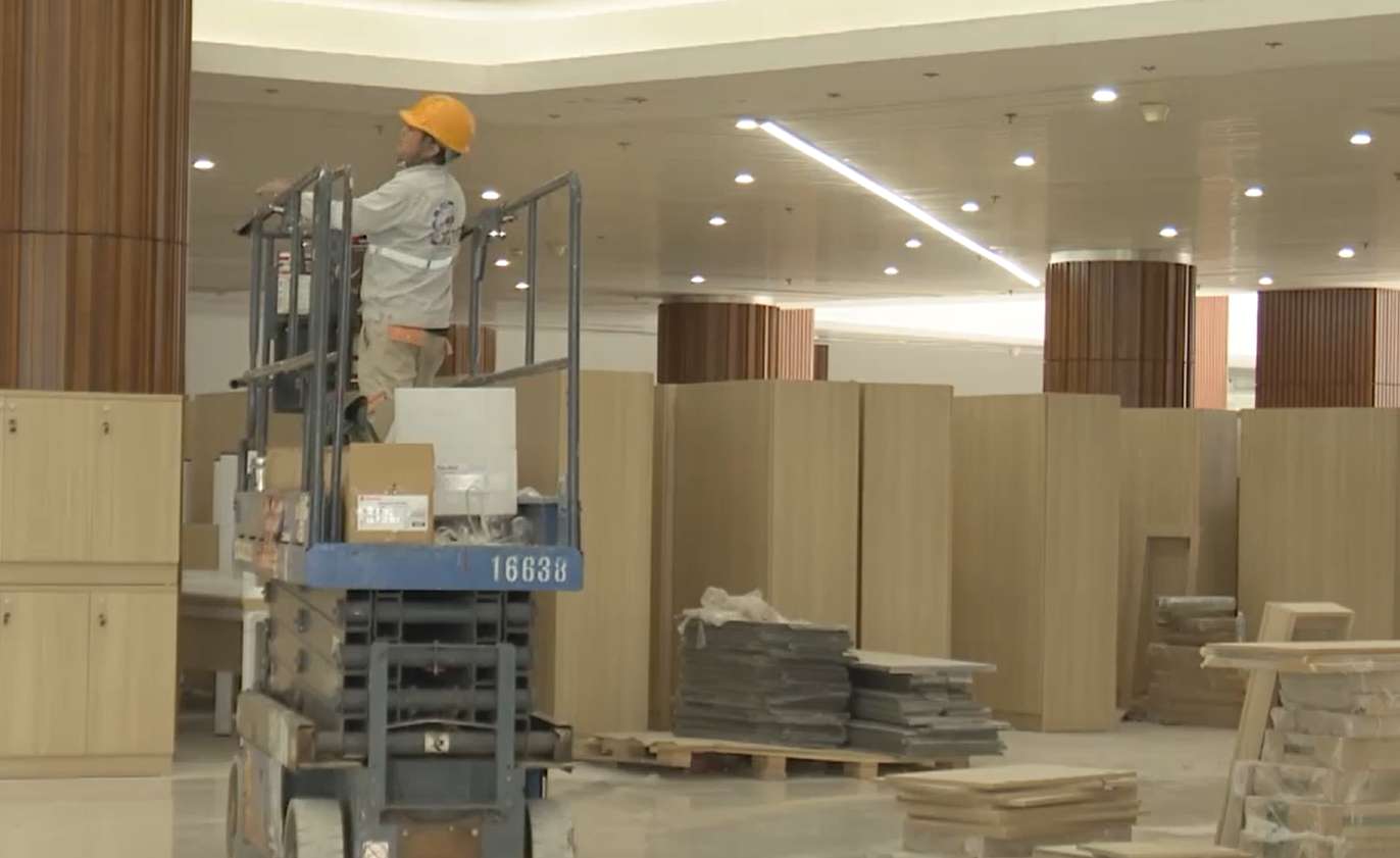 Don vi thi cong dang trien khai lap dat trang thiet bi tai cac toa nha cua Benh vien Bach Mai co so 2. Anh: Nguyen Truong