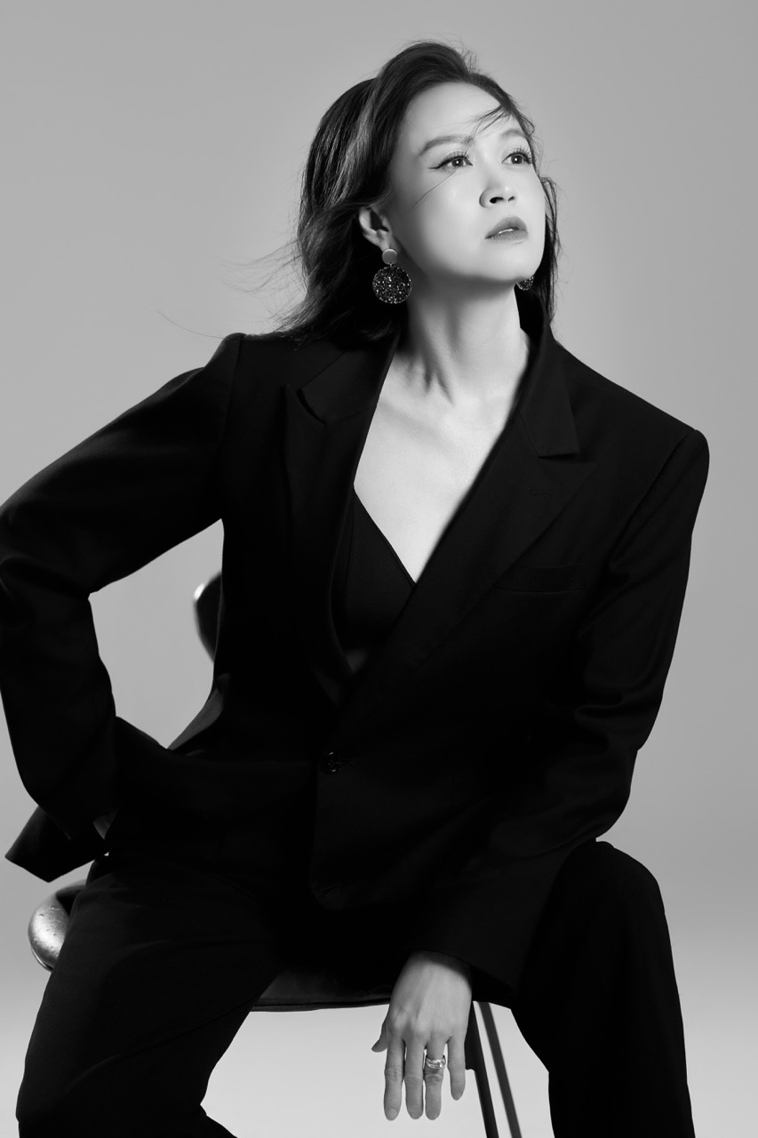 Voi co, muoi nam qua khong chi la khoang lang ma con la hanh trinh de lang nghe ban than, vun ven gia dinh va tich luy nang luong sang tao cho giai doan moi. 