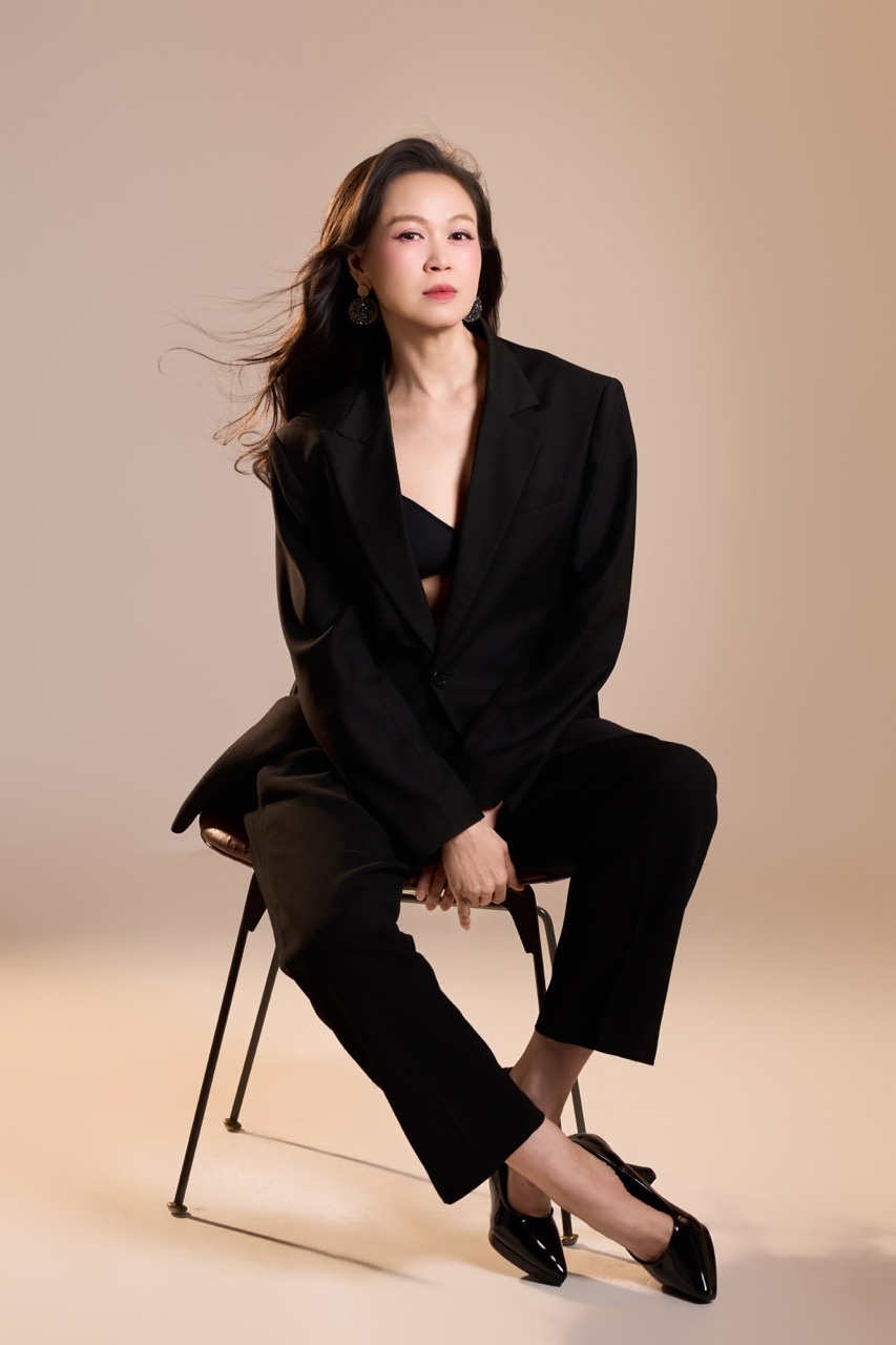  Bo anh “Thap nien nhin lai” duoc ekip Gao Nau thuc hien, mang den hinh anh mot Ngoc Nga vua quyen ru, vua manh me, tre trung ma van dam net tung trai. Tung pose dang, anh nhin deu toat len phong thai cua mot sieu mau ky cuu, nhung van phang phat tinh than tuoi moi, cang tran suc song.  