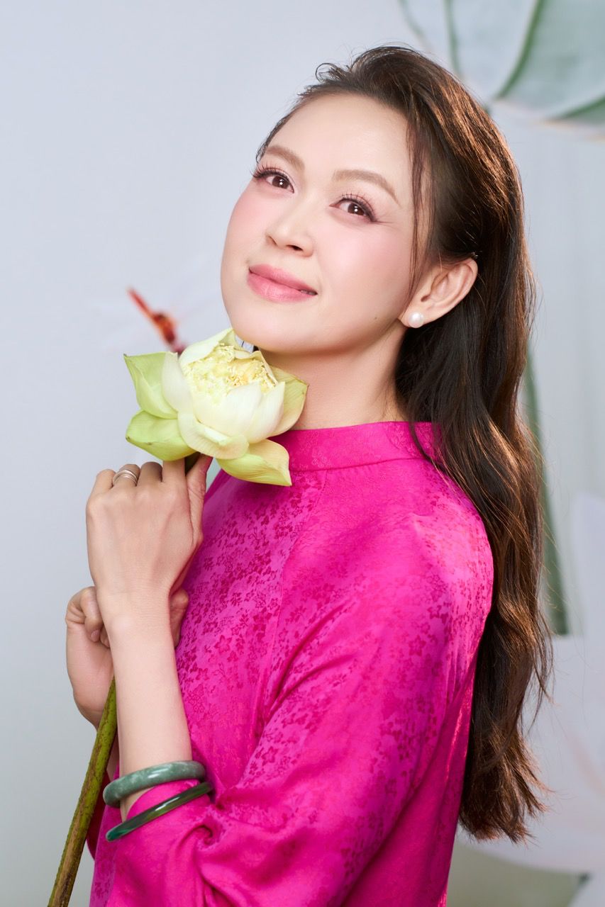  Co cung gay chu y khi tro lai san catwalk trong show “Lua la tra hoa” cua NTK Linh San, khang dinh vi the cua mot nghe si da nang. 