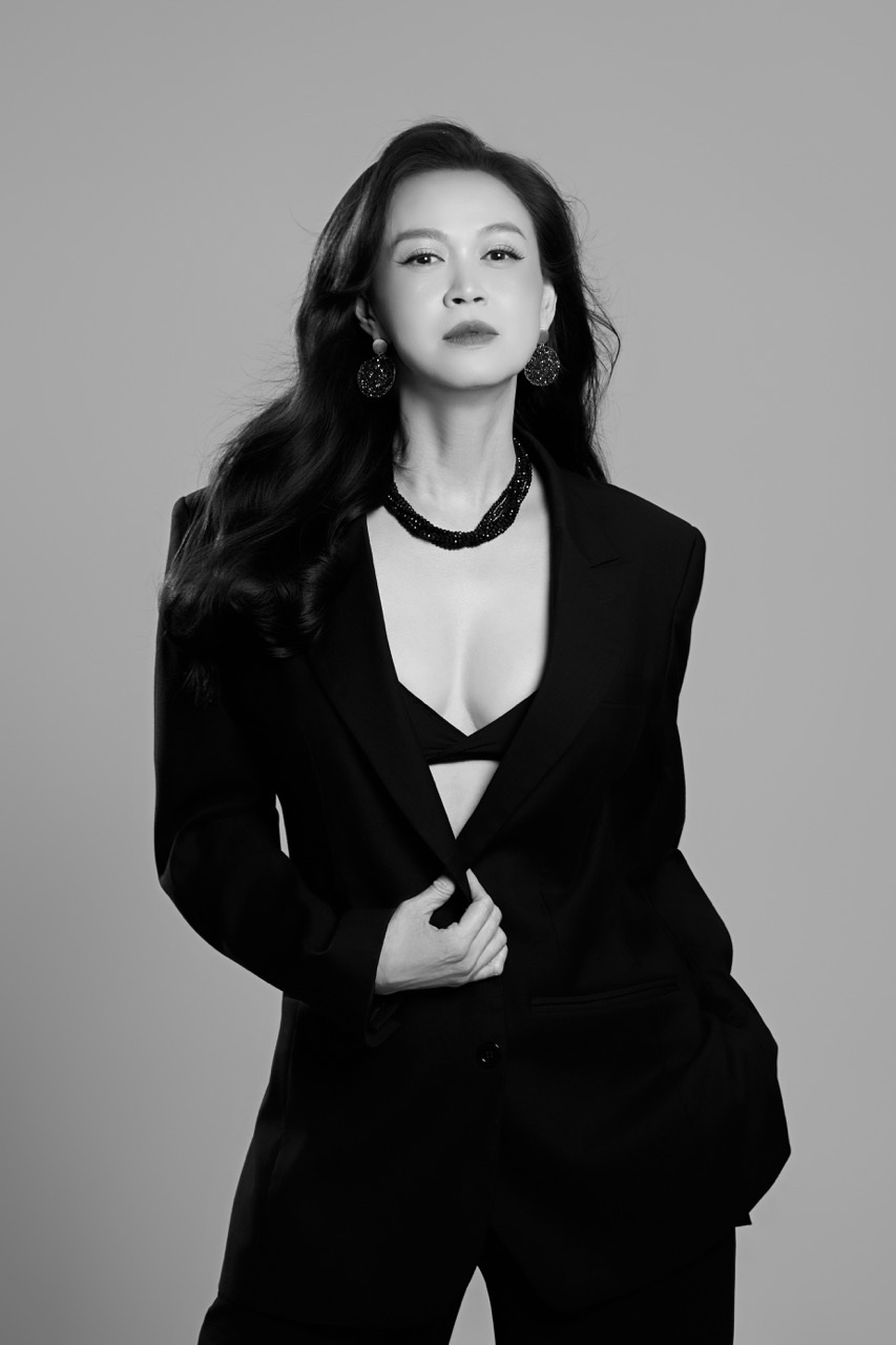 O tuoi U50, Ngoc Nga van giu duoc than thai, voc dang va phong do dang nguong mo, khang dinh suc hut ben bi cua mot nghe si tung la guong mat quen thuoc voi khan gia yeu thoi trang va phim anh Viet.  