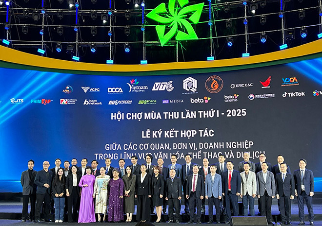 Ceremonia de firma de cooperacion multisectorial en cultura deportes y turismo en la tarde del 3 de noviembre entre agencias unidades y empresas. Foto: Quynh An