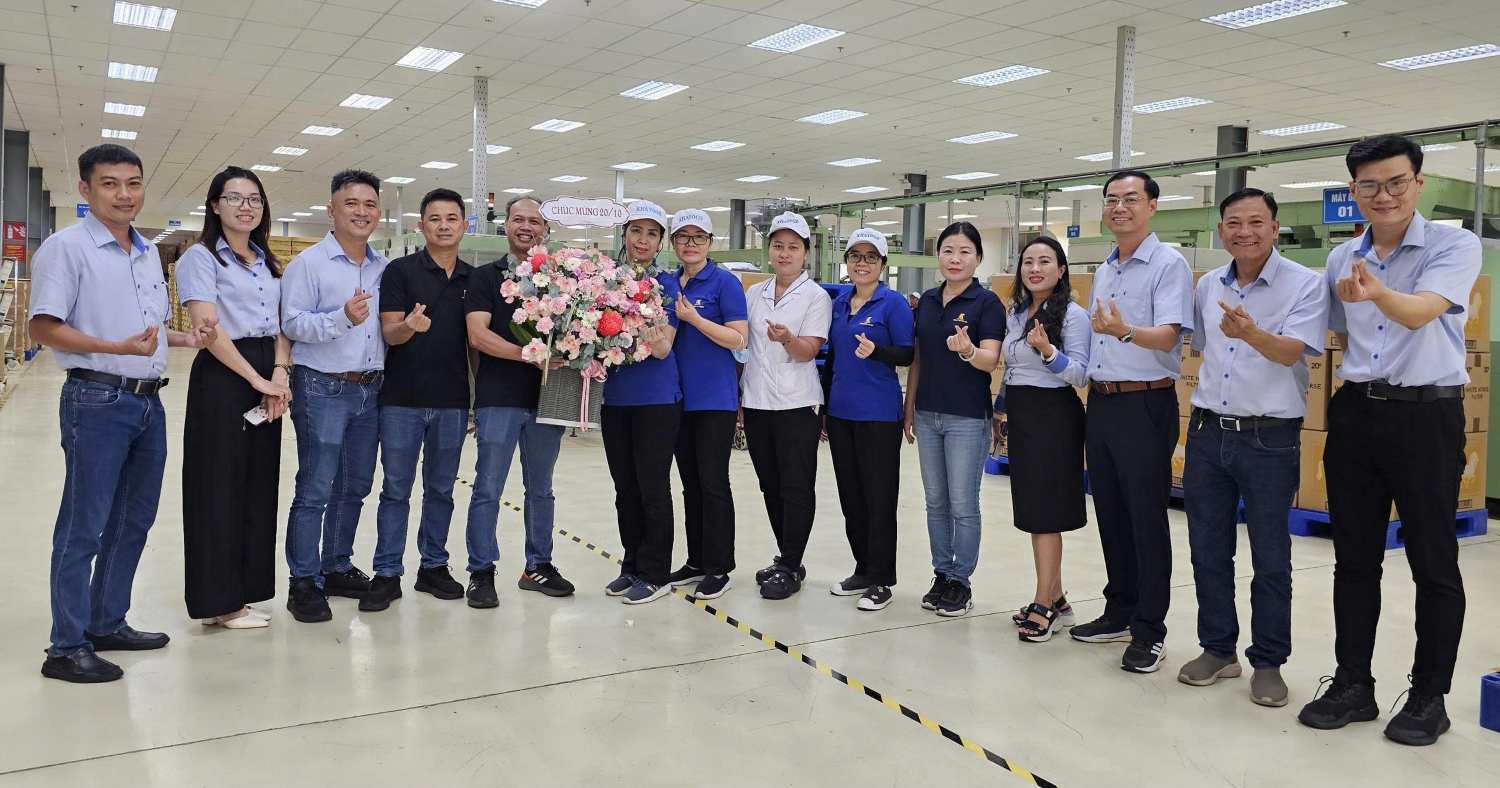 Cong doan tang qua cho nu doan vien nhan ngay 20.10. Anh: Anh Thu