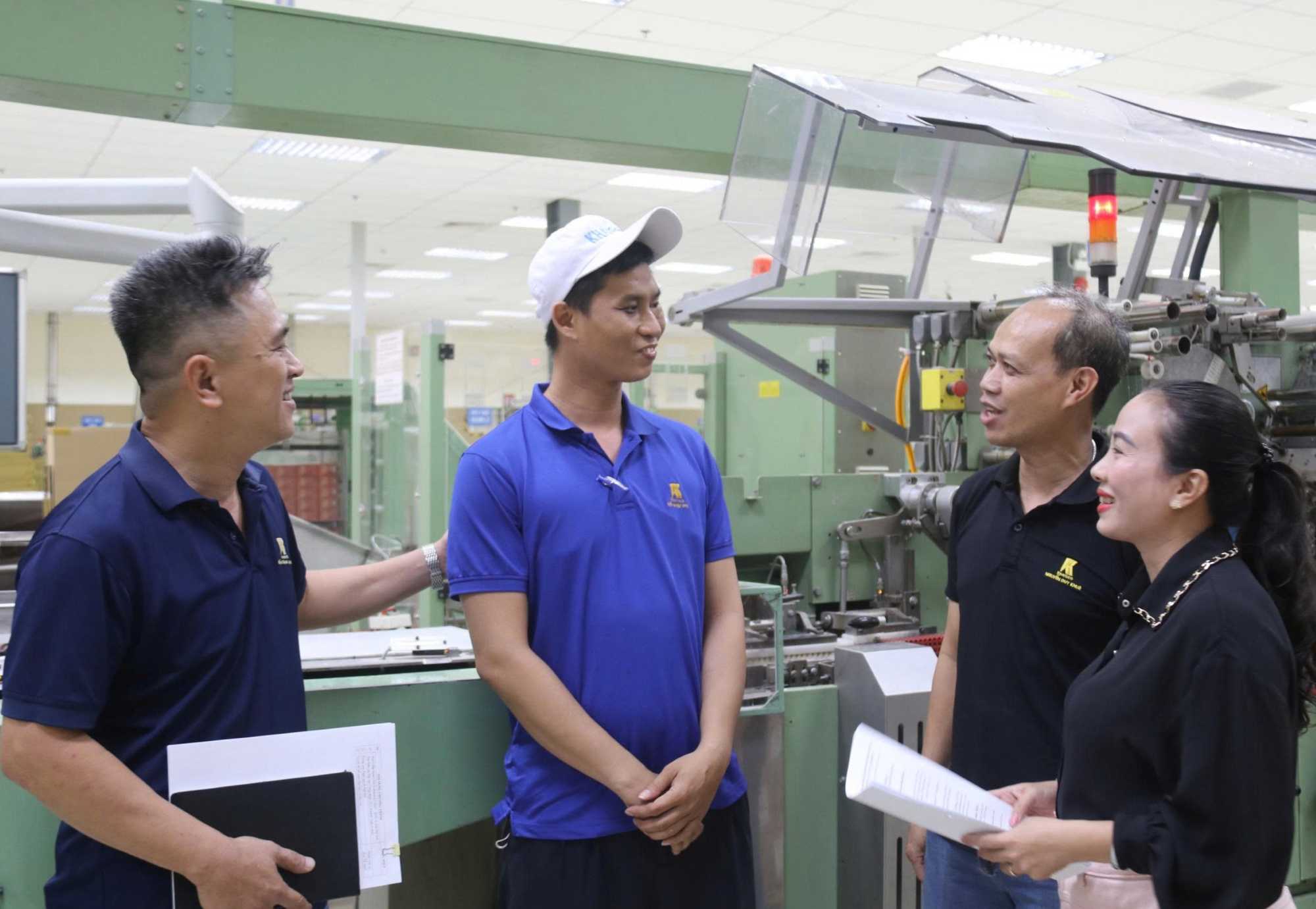 The Executive Committee of the Khatoco Khanh Hoa Cigarette Factory Trade Union regularly exchanges and shares with union members. Photo: Phuong Linh