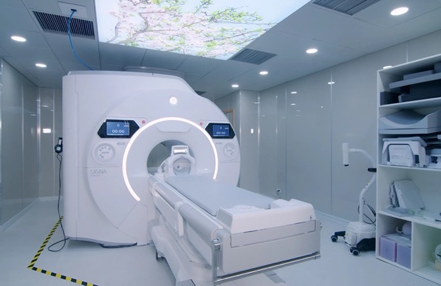 The MRI 3.0 Tesla system at Cho Ray Hospital allows displaying advanced images of organs, blood vessels and soft tissues. Photo: BVCC