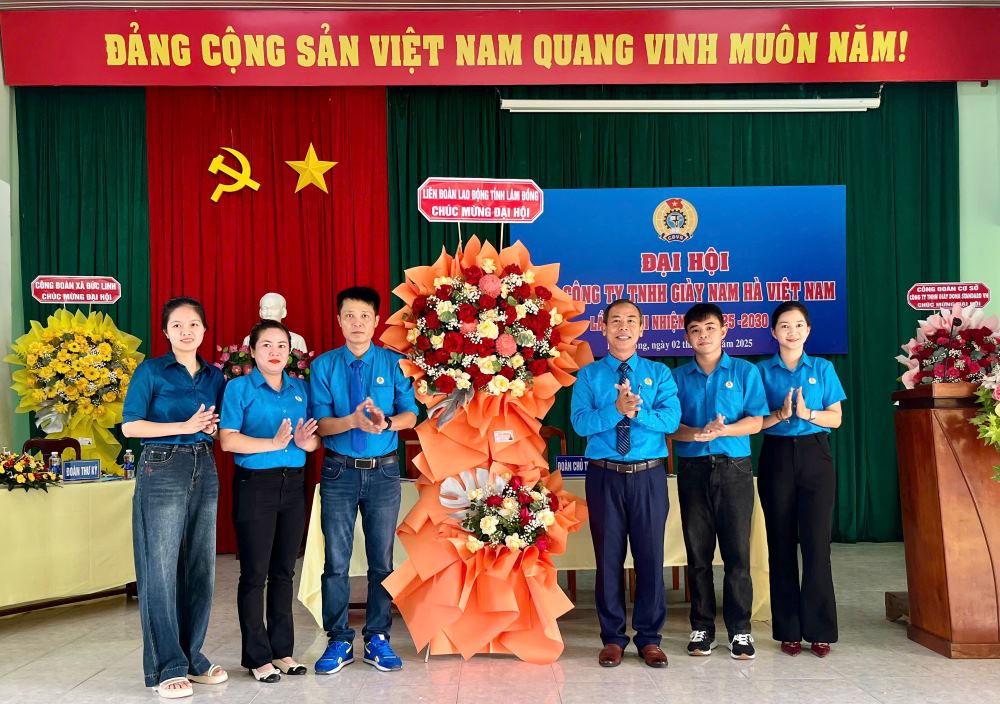 Ong Nguyen Phu Hoang - Chu tich LDLD tinh Lam Dong tang hoa chuc mung Ban chap hanh Cong doan co so Cong ty TNHH Giay Nam Ha Viet Nam, nhiem ky 2025 - 2030. Anh: Duy Tuan 