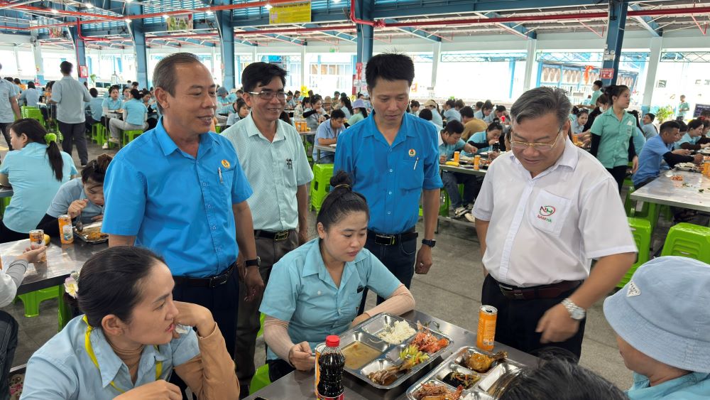 Cong doan co so to chuc Bua com Cong doan cho cong nhan lao dong. Anh: Duy Tuan 