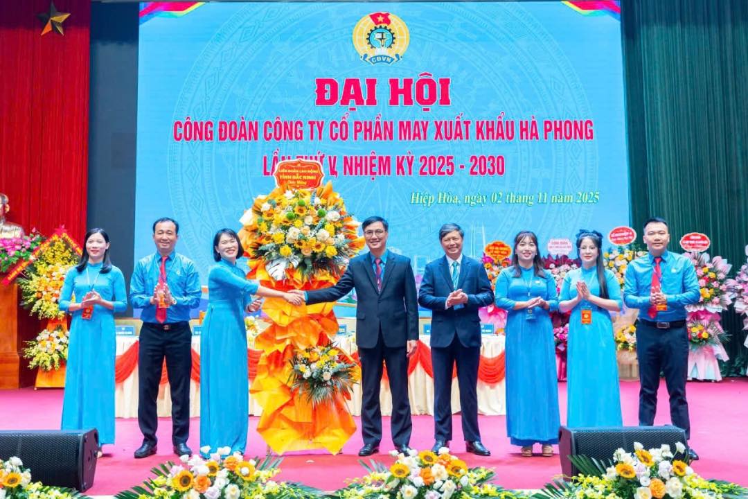 Leaders of the Bac Ninh Provincial Federation of Labor presented flowers to congratulate the congress. Photo: Nguyen Huyen