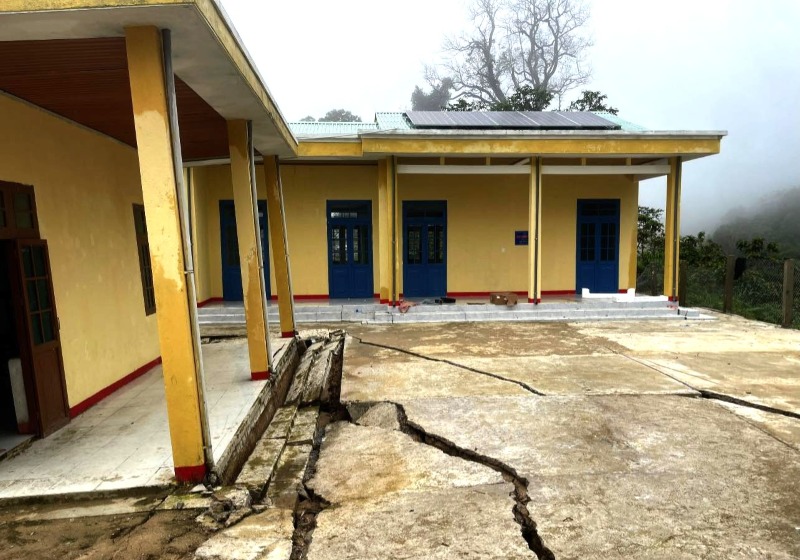 Risk of collapse at any time, Tak Ngo school in Da Nang was ordered to evacuate all. Photo: Vy Tran