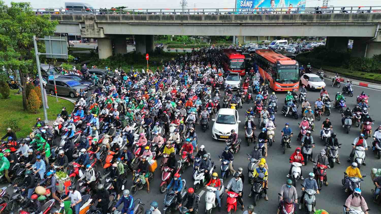 TPHCM gestiona actualmente mas de 11 3 millones de motocicletas despues de la fusion. Foto: Anh Tu