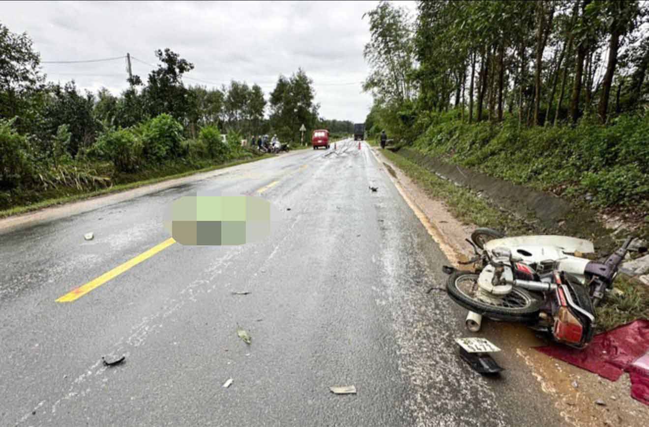 오토바이를 탄 남성이 사망한 사고 현장. 사진: Phuc Giang.